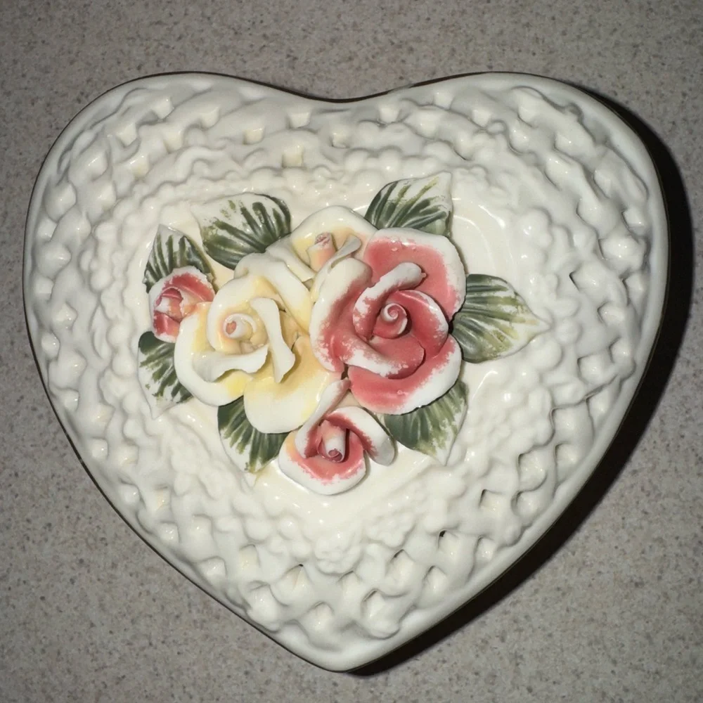 VintageHeart Shaped Ceramic Trinket Box with Rose Lid ♥️♥️♥️